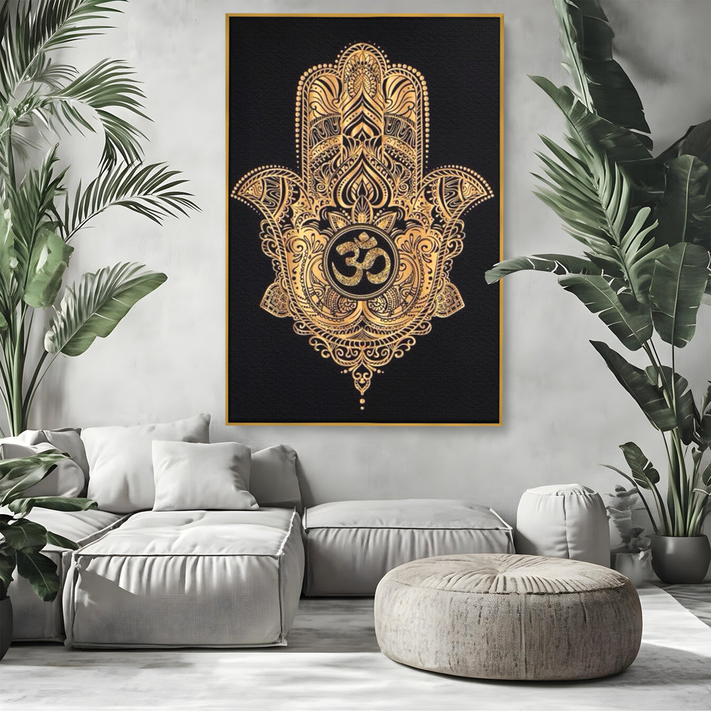 Tablou canvas cu illustratie digitala hamsa aurie, in rama de aluminiu auriu, pe perete intr-un living